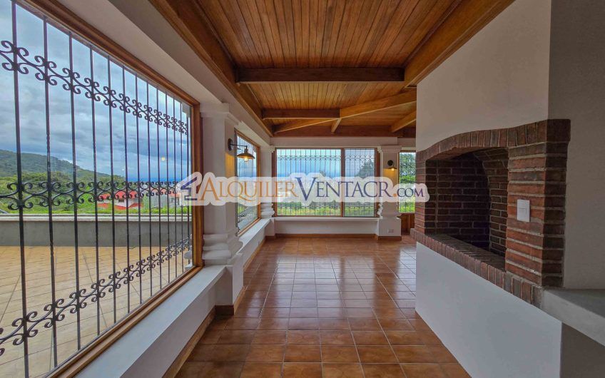 Casa de Un Nivel de 900 m2 y 3.500 m2 de lote con vistas en Escazú