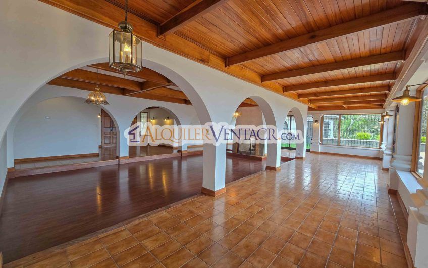 Casa de Un Nivel de 900 m2 y 3.500 m2 de lote con vistas en Escazú