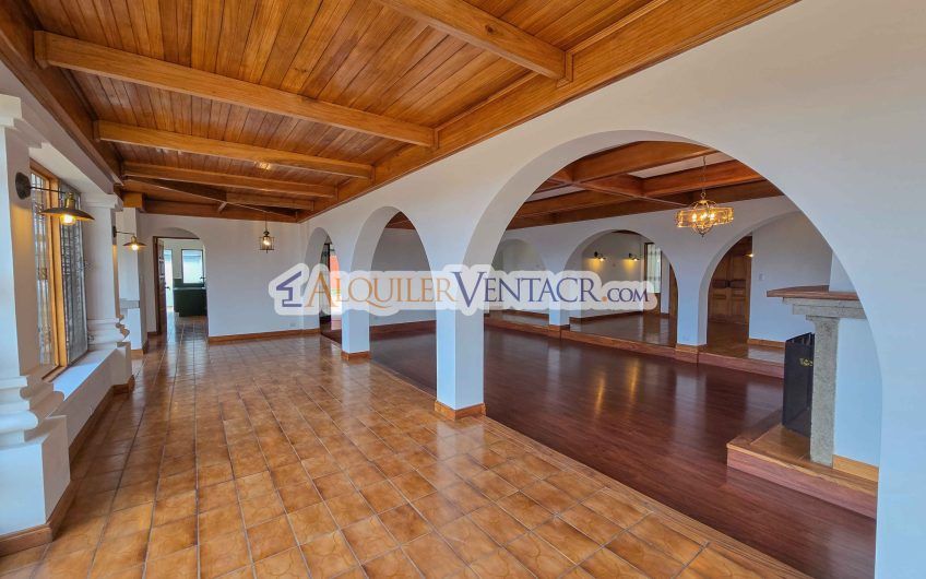 Casa de Un Nivel de 900 m2 y 3.500 m2 de lote con vistas en Escazú