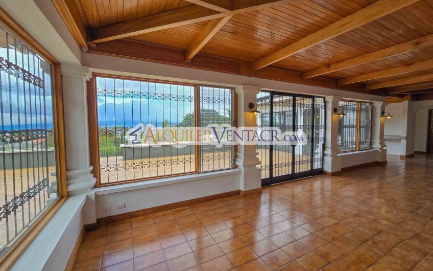 Casa de Un Nivel de 900 m2 y 3.500 m2 de lote con vistas en Escazú