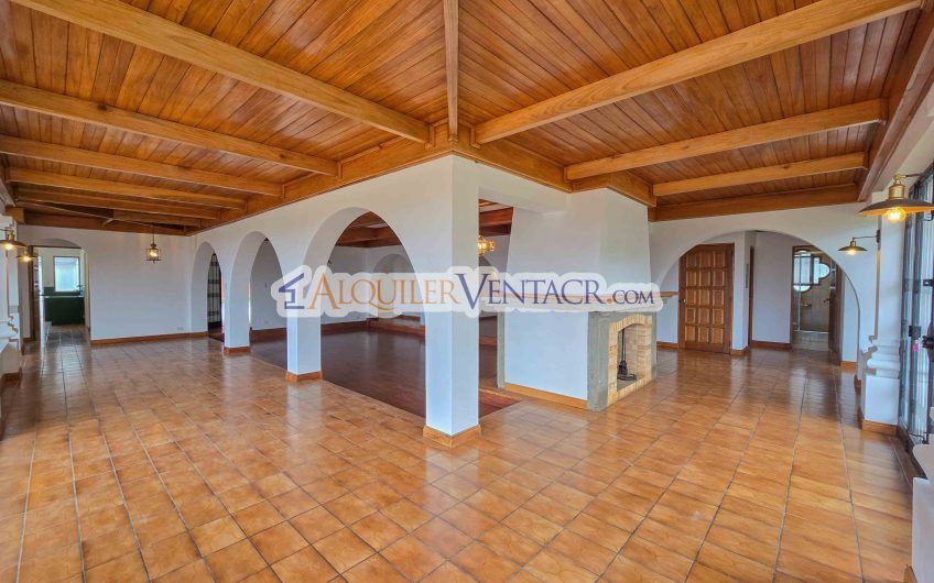 Casa de Un Nivel de 900 m2 y 3.500 m2 de lote con vistas en Escazú