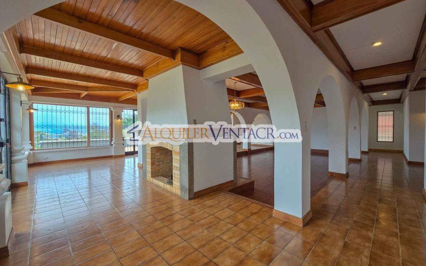 Casa de Un Nivel de 900 m2 y 3.500 m2 de lote con vistas en Escazú