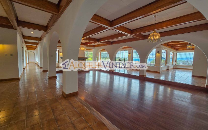 Casa de Un Nivel de 900 m2 y 3.500 m2 de lote con vistas en Escazú