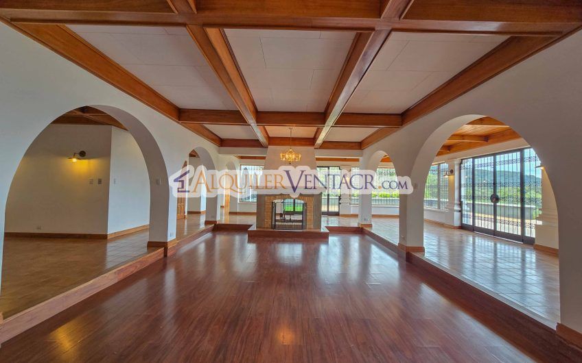 Casa de Un Nivel de 900 m2 y 3.500 m2 de lote con vistas en Escazú