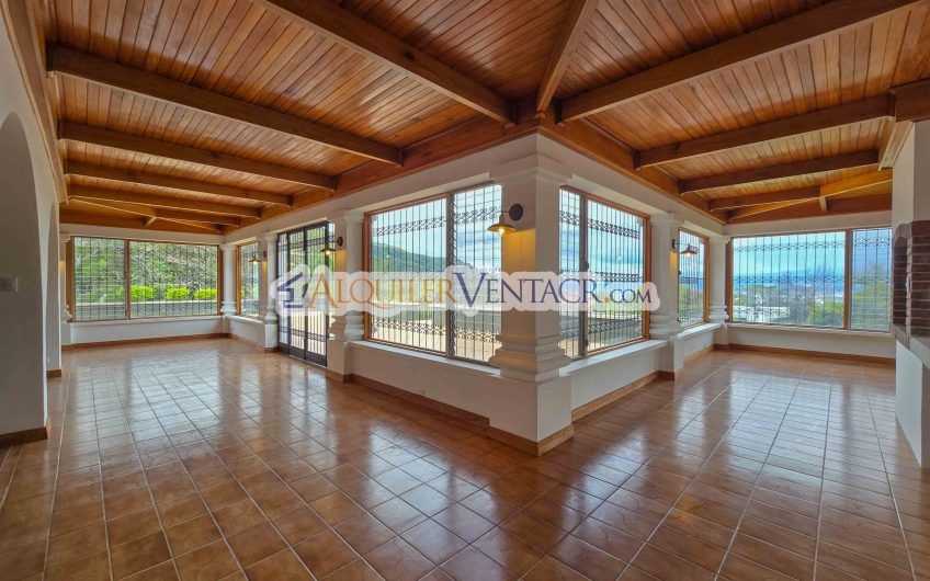 Casa de Un Nivel de 900 m2 y 3.500 m2 de lote con vistas en Escazú
