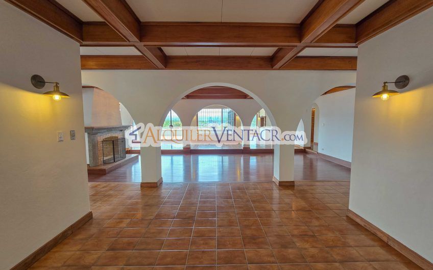Casa de Un Nivel de 900 m2 y 3.500 m2 de lote con vistas en Escazú