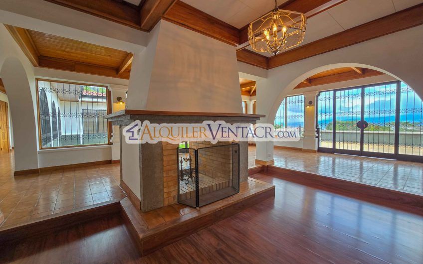 Casa de Un Nivel de 900 m2 y 3.500 m2 de lote con vistas en Escazú