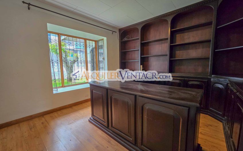 Casa de Un Nivel de 900 m2 y 3.500 m2 de lote con vistas en Escazú
