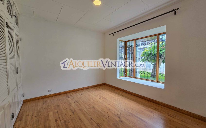 Casa de Un Nivel de 900 m2 y 3.500 m2 de lote con vistas en Escazú