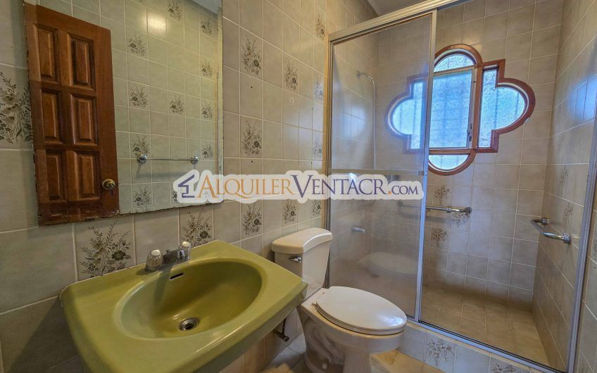 Casa de Un Nivel de 900 m2 y 3.500 m2 de lote con vistas en Escazú