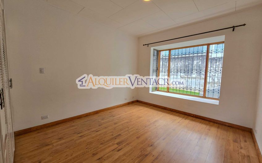 Casa de Un Nivel de 900 m2 y 3.500 m2 de lote con vistas en Escazú