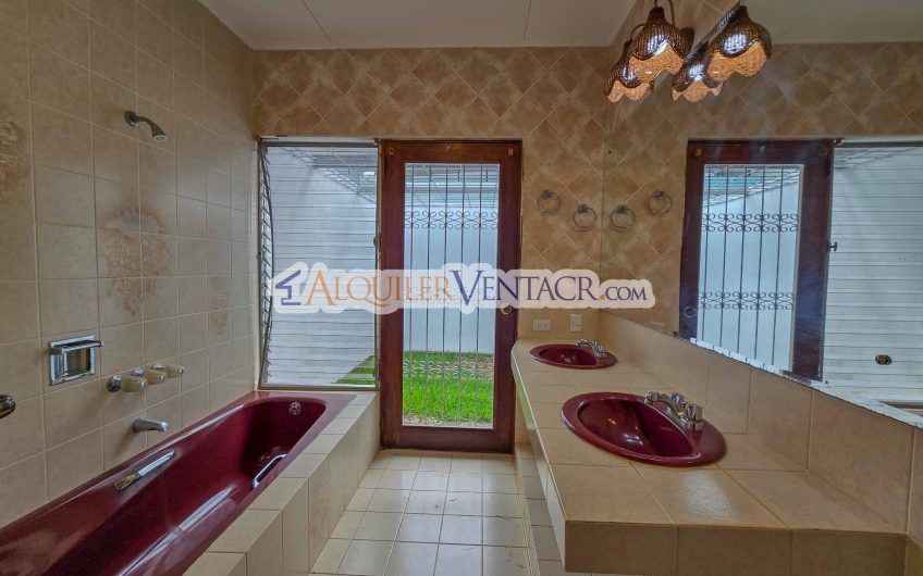 Casa de Un Nivel de 900 m2 y 3.500 m2 de lote con vistas en Escazú