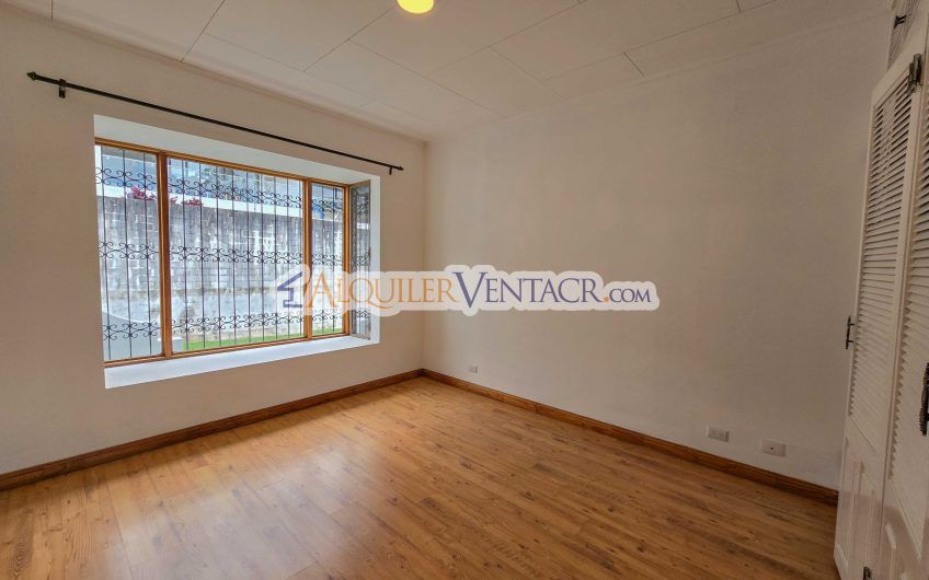 Casa de Un Nivel de 900 m2 y 3.500 m2 de lote con vistas en Escazú