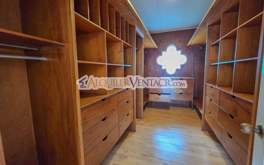 Casa de Un Nivel de 900 m2 y 3.500 m2 de lote con vistas en Escazú