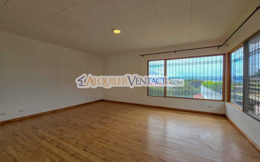 Casa de Un Nivel de 900 m2 y 3.500 m2 de lote con vistas en Escazú