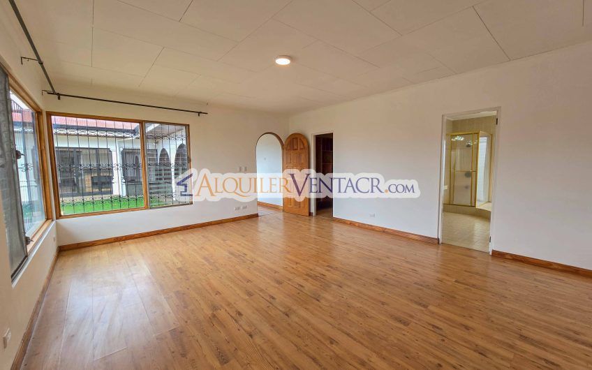 Casa de Un Nivel de 900 m2 y 3.500 m2 de lote con vistas en Escazú