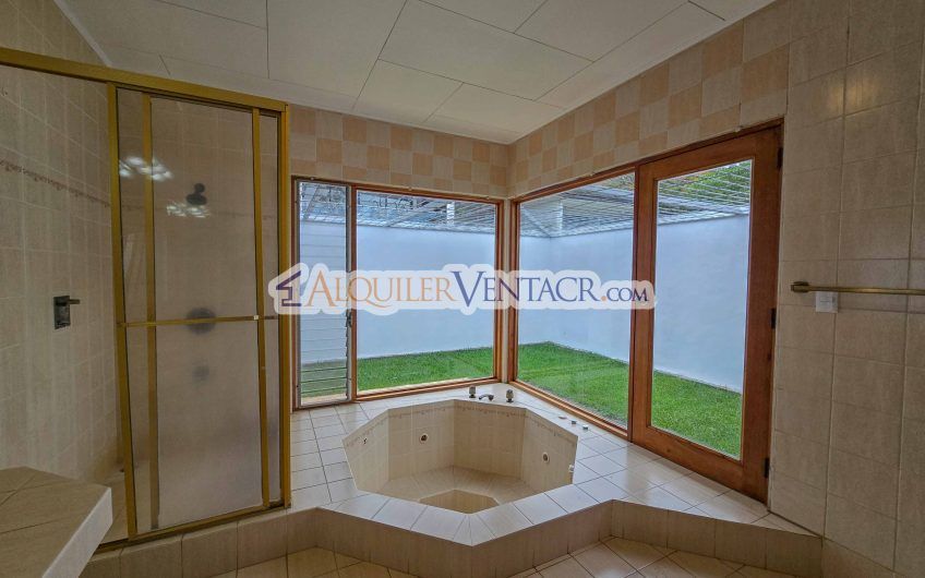 Casa de Un Nivel de 900 m2 y 3.500 m2 de lote con vistas en Escazú