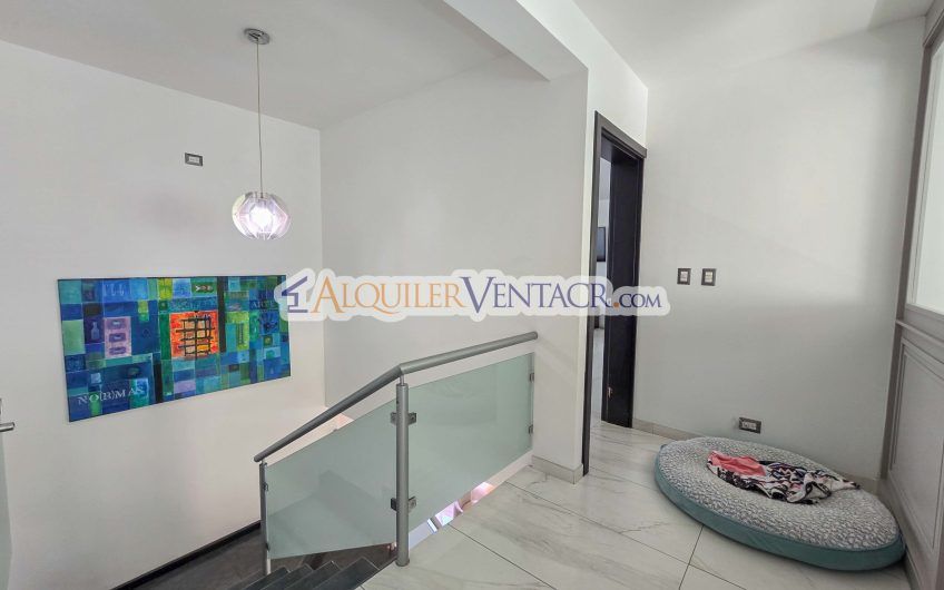 Condo de 300 m2 con jardín y terraza en Piedades Santa Ana