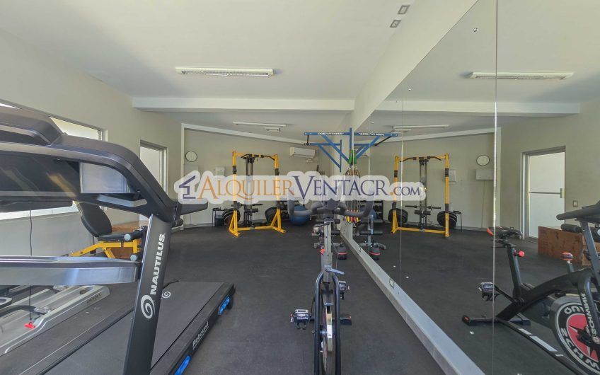 Condo de 300 m2 con jardín y terraza en Piedades Santa Ana