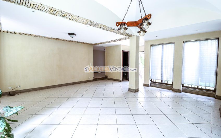 Casa Mediterránea de 400 m2 con 4 habit.+ de servicio en Santa Ana