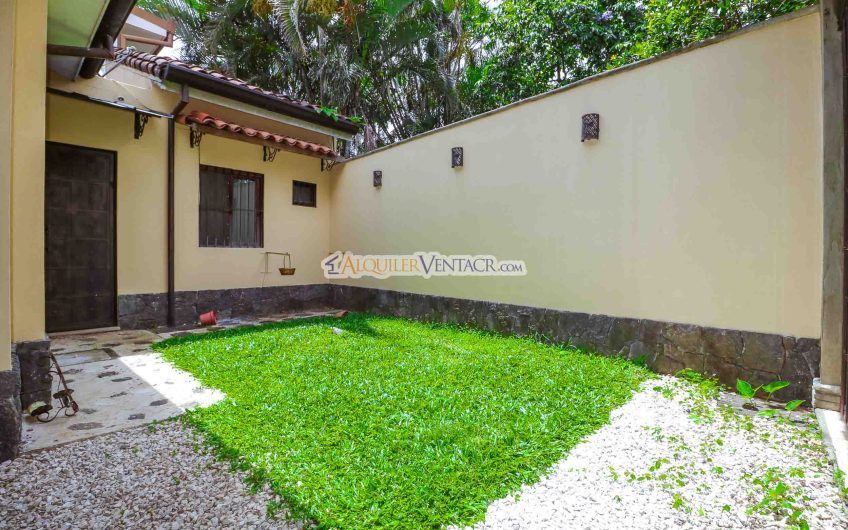Casa Mediterránea de 400 m2 con 4 habit.+ de servicio en Santa Ana