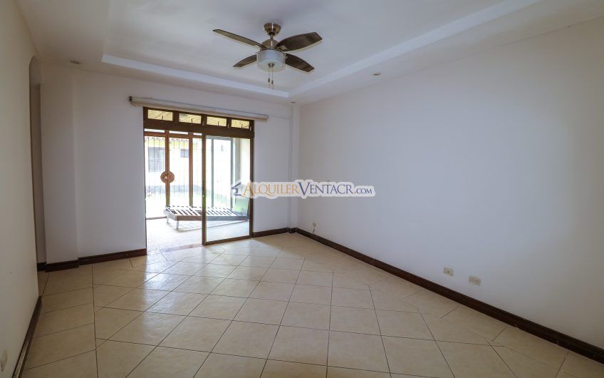 Casa Mediterránea de 400 m2 con 4 habit.+ de servicio en Santa Ana