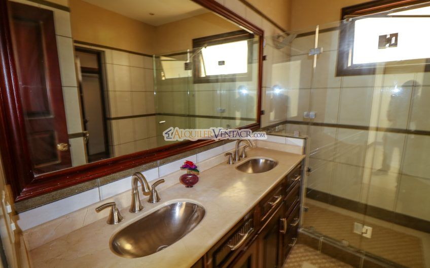 Casa Mediterránea de 400 m2 con 4 habit.+ de servicio en Santa Ana