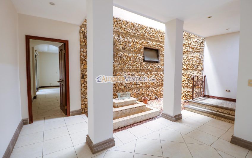Casa Mediterránea de 400 m2 con 4 habit.+ de servicio en Santa Ana