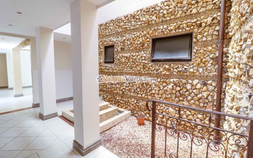 Casa Mediterránea de 400 m2 con 4 habit.+ de servicio en Santa Ana