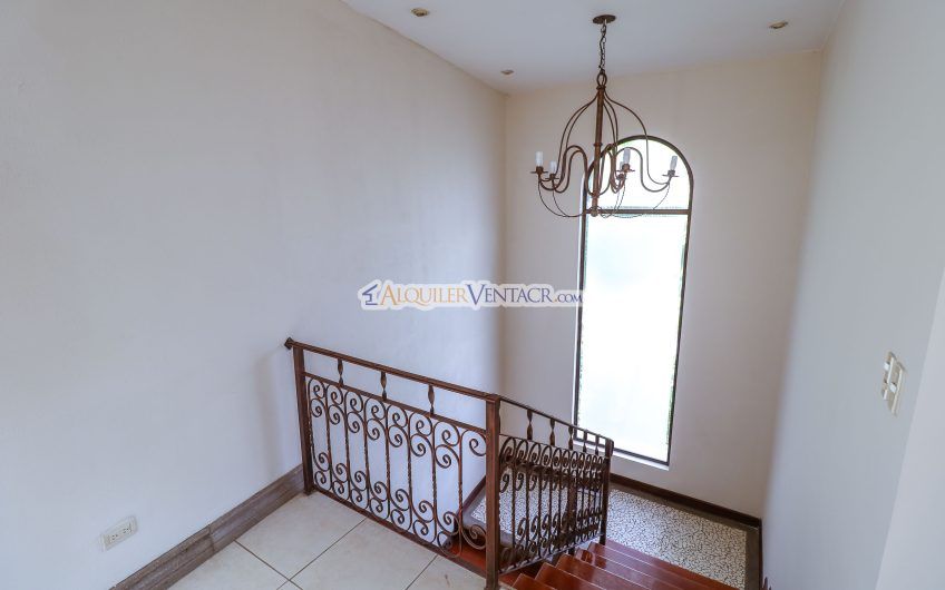 Casa Mediterránea de 400 m2 con 4 habit.+ de servicio en Santa Ana