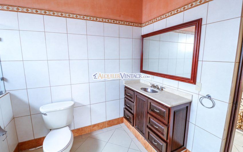 Casa Mediterránea de 400 m2 con 4 habit.+ de servicio en Santa Ana