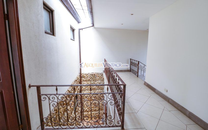 Casa Mediterránea de 400 m2 con 4 habit.+ de servicio en Santa Ana