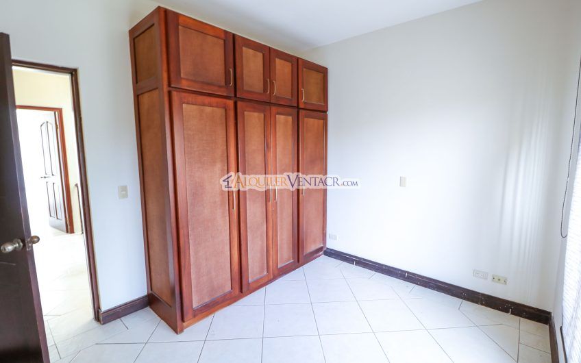 Casa Mediterránea de 400 m2 con 4 habit.+ de servicio en Santa Ana