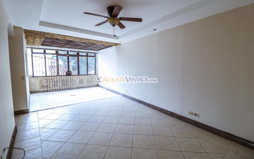 Casa Mediterránea de 400 m2 con 4 habit.+ de servicio en Santa Ana