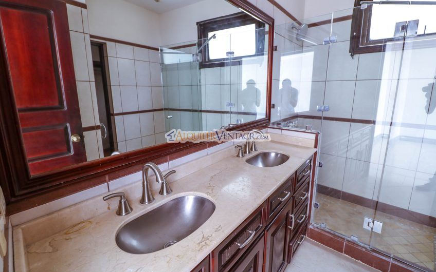Casa Mediterránea de 400 m2 con 4 habit.+ de servicio en Santa Ana