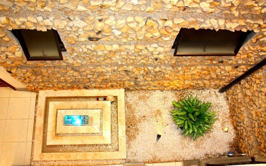 Casa Mediterránea de 400 m2 con 4 habit.+ de servicio en Santa Ana