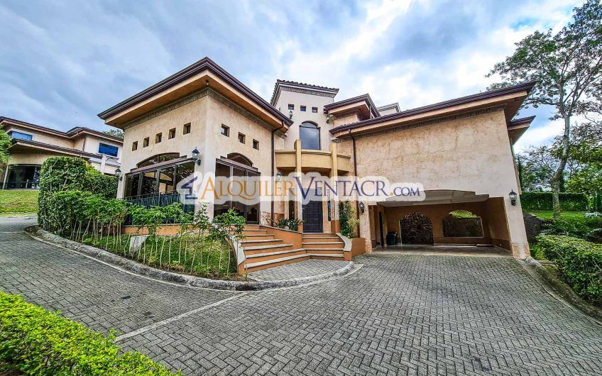 Villa Real Santa Ana! Lujosa casa de 350 m2 con 800 m2 de lote