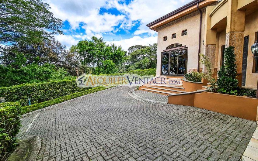 Villa Real Santa Ana! Lujosa casa de 350 m2 con 800 m2 de lote
