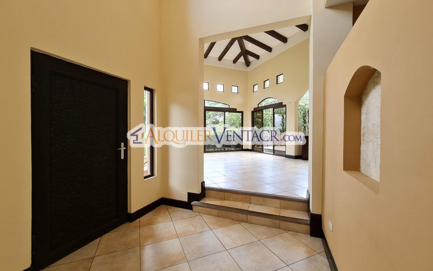 Villa Real Santa Ana! Lujosa casa de 350 m2 con 800 m2 de lote
