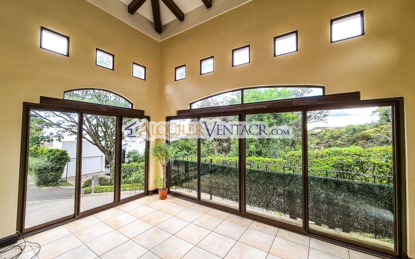Villa Real Santa Ana! Lujosa casa de 350 m2 con 800 m2 de lote