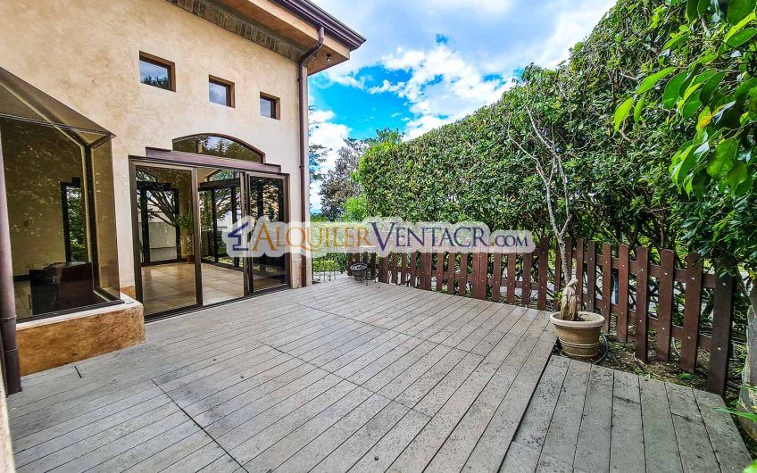 Villa Real Santa Ana! Lujosa casa de 350 m2 con 800 m2 de lote