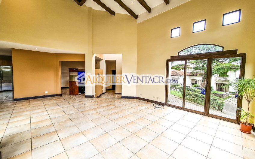 Villa Real Santa Ana! Lujosa casa de 350 m2 con 800 m2 de lote