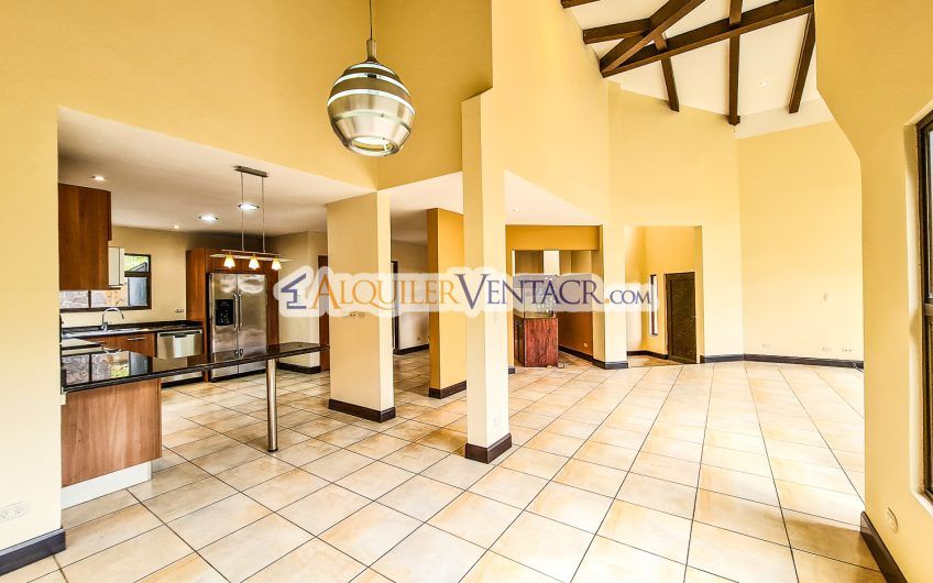 Villa Real Santa Ana! Lujosa casa de 350 m2 con 800 m2 de lote