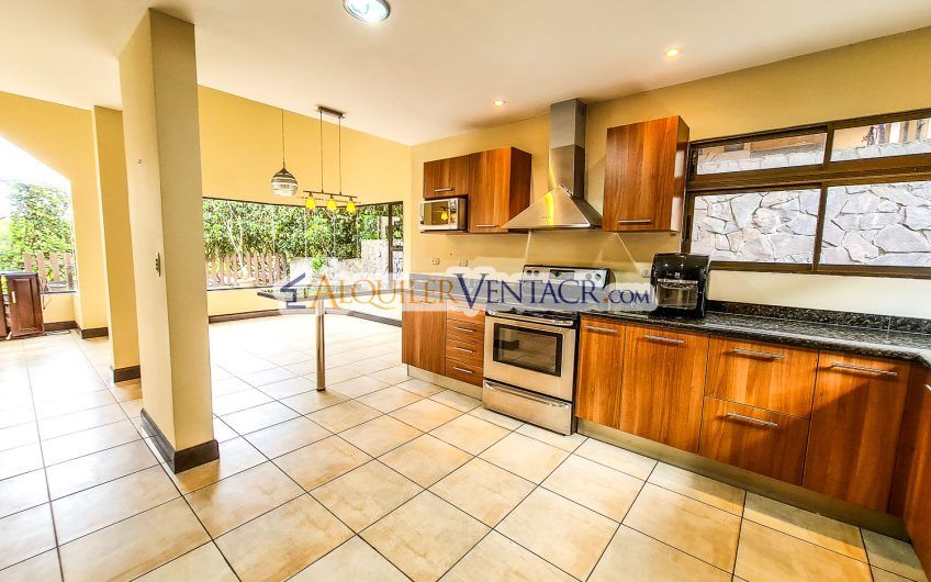 Villa Real Santa Ana! Lujosa casa de 350 m2 con 800 m2 de lote