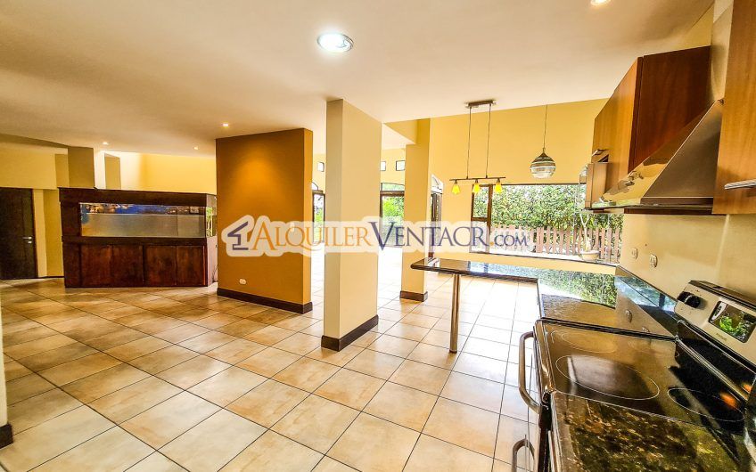 Villa Real Santa Ana! Lujosa casa de 350 m2 con 800 m2 de lote