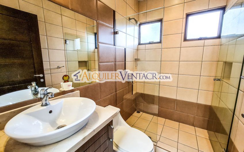 Villa Real Santa Ana! Lujosa casa de 350 m2 con 800 m2 de lote