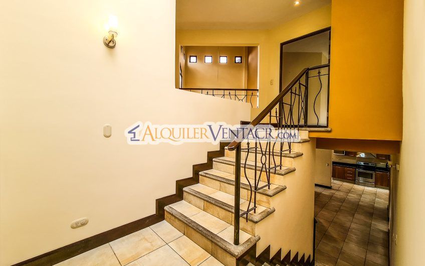 Villa Real Santa Ana! Lujosa casa de 350 m2 con 800 m2 de lote