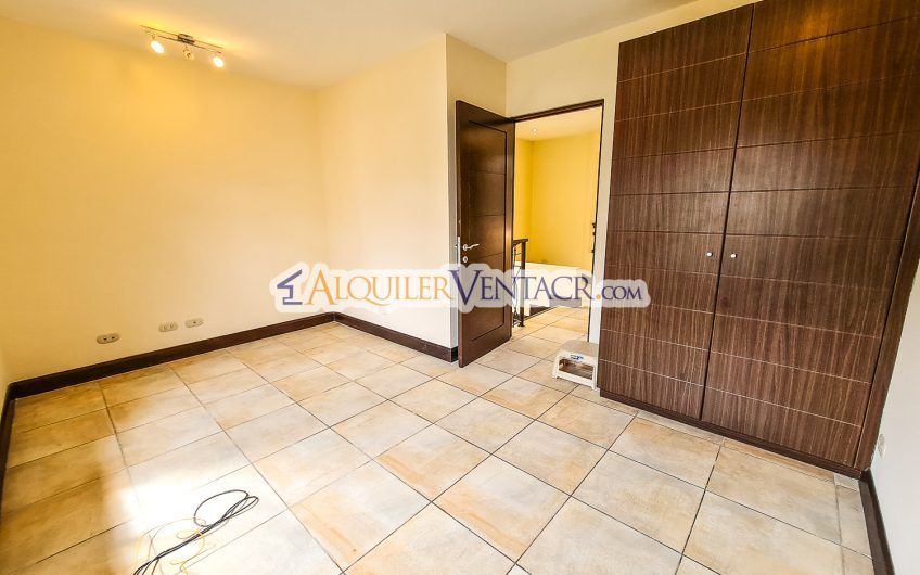 Villa Real Santa Ana! Lujosa casa de 350 m2 con 800 m2 de lote