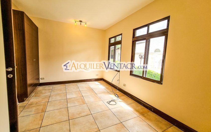 Villa Real Santa Ana! Lujosa casa de 350 m2 con 800 m2 de lote