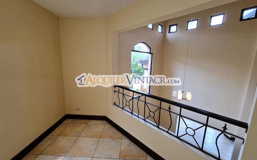 Villa Real Santa Ana! Lujosa casa de 350 m2 con 800 m2 de lote